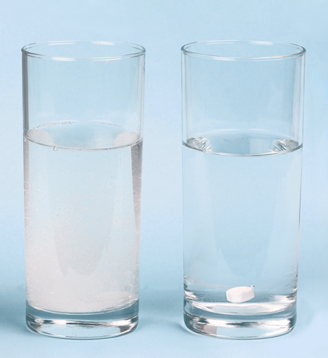 Two glasses of water with respectively, Bio-Magnesium and a rival preparation